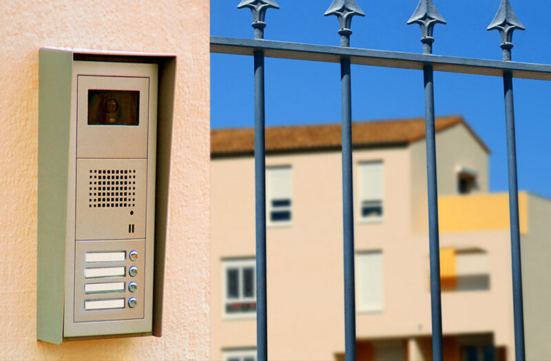 vidéophone devant une maison avec barrière